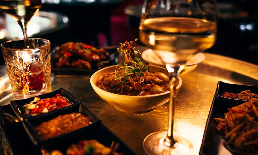 Image 23: Oxfordshire: An Overnight 5* Stay w/ Dinner and Champagne 