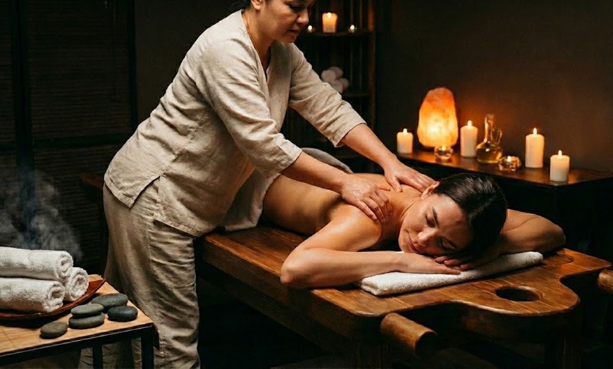 Image 1: 1 o 3 sesiones de masaje craneosacral o reflexología podal de 1 h