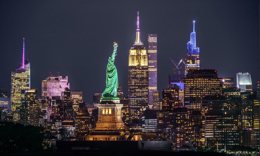 Image 2: Explore NYC's Iconic Sites on an Award Wining Bus, Cab or Walking Tour