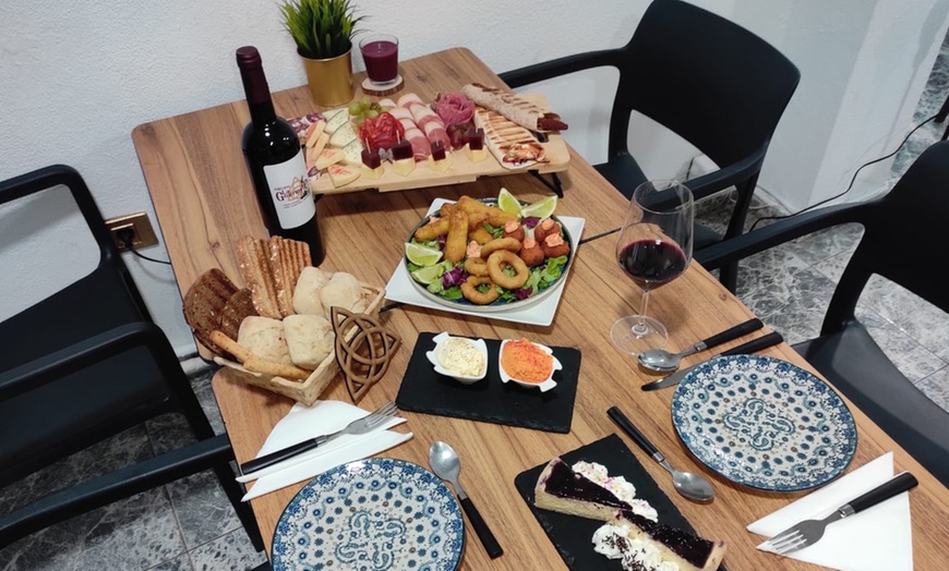 Image 8: Menú mediterráneo para 2 o 4 con postre y opción a botella de vino