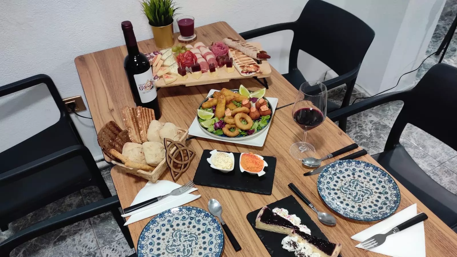 Menú mediterráneo para 2 o 4 con postre y opción a botella de vino