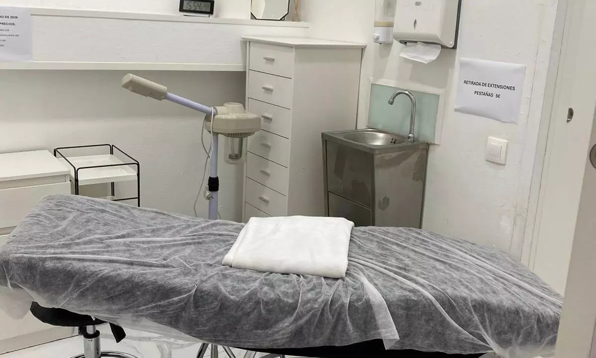 1 sesión de manicura, pedicura o puesta de uñas acrílicas para 1