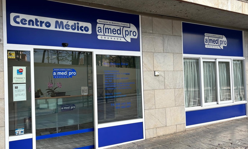 Image 4: Tratamiento inyectado efecto lifting en 3 zonas con retoque incluido