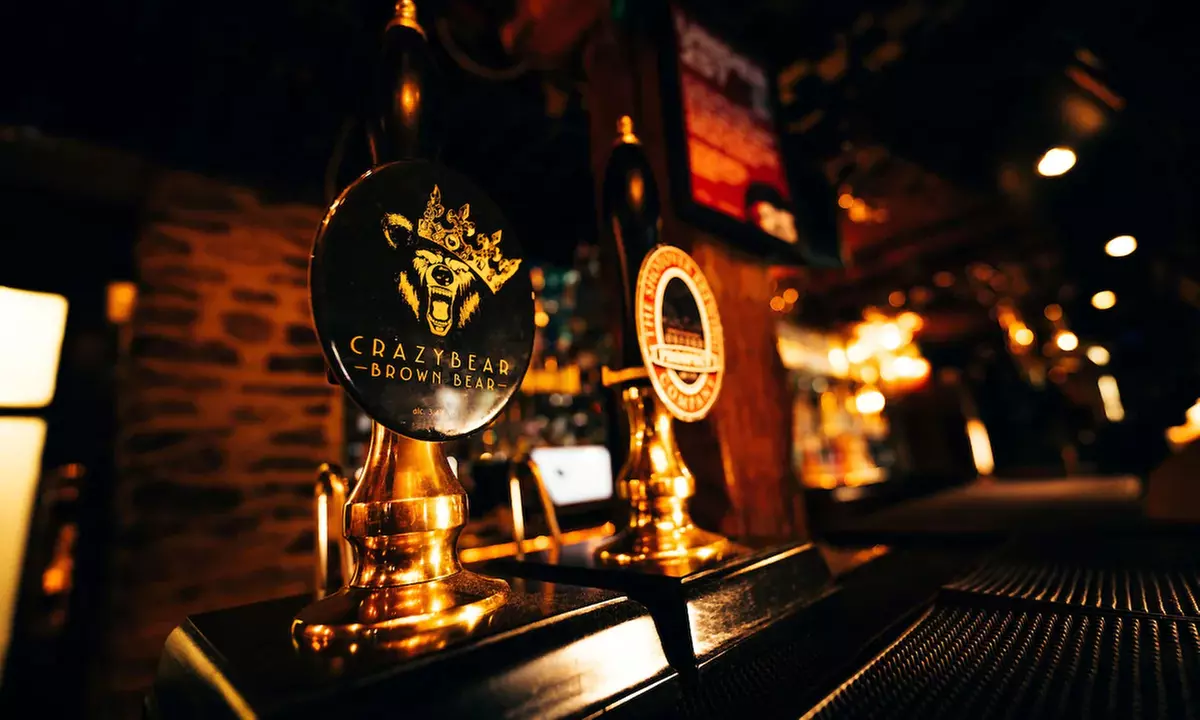 Stadhampton: Romantic Stay for 2 with Dinner & Champagne