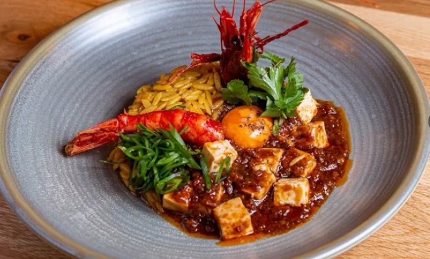 Image 2: Menú fusión a elegir entre clásico o prémium para 2 o 4 personas 