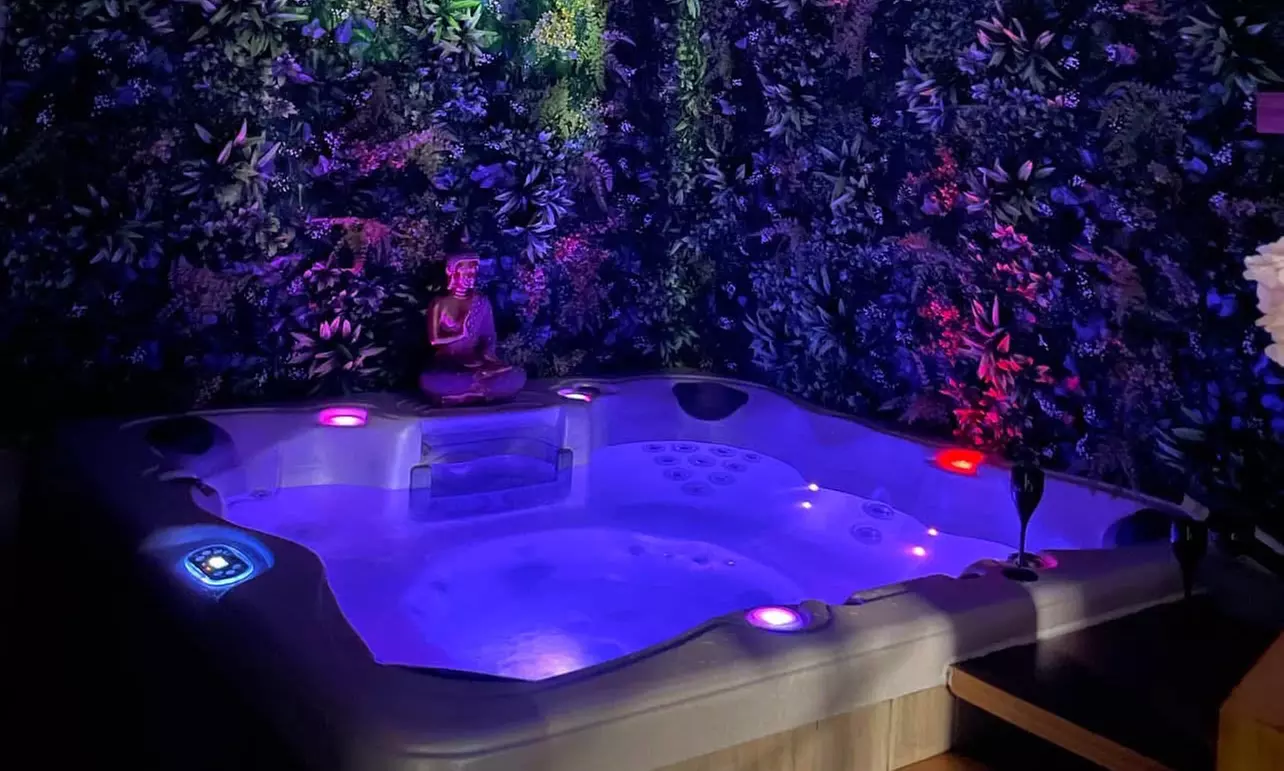 Spa privatif dans un décor asiatique : sauna, hammam & bain à remous