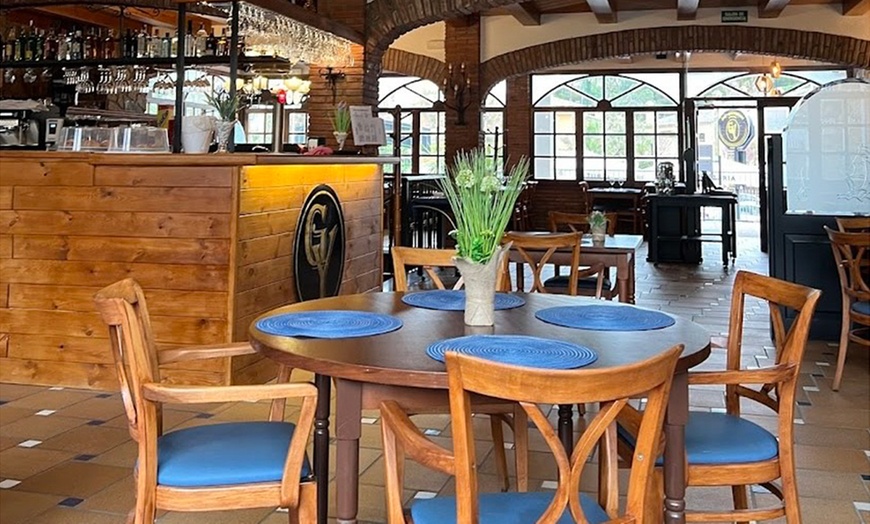 Image 2: Sabor y mar: menú mediterráneo clásico o prémium para 2 o 4 personas