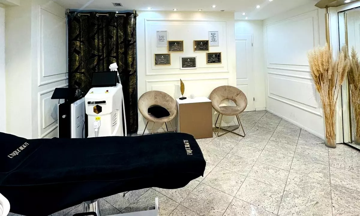 Verwöhn-Behandlung: Dermaplaning, Microneedling oder Aquafacial