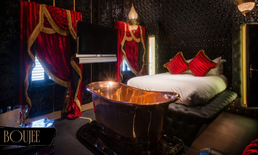 Image 3: Beaconsfield or Stadhampton: 5* Luxurious Hotel Break with Breakfast