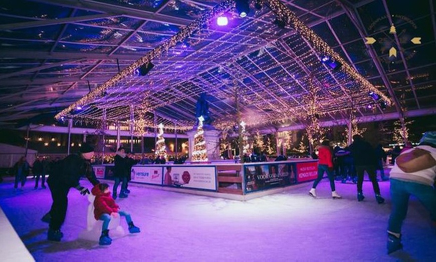 Image 4: Vivez la magie de l’hiver sur la patinoire couverte illuminée 