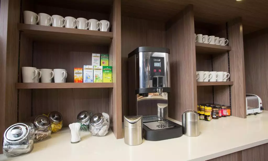 Birmingham: 4* Studio Suite Room with Breakfast and a Bottle of Wine