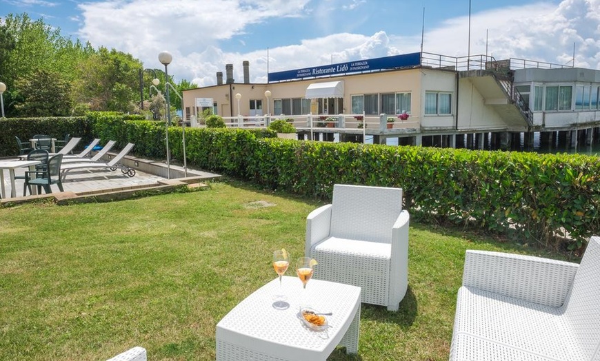 Image 15: Lago Trasimeno 4*: camera doppia con colazione o mezza pensione