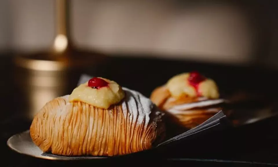 Italienisches Frühstück mit Croissant & Heißgetränk für 1 - 4 Personen