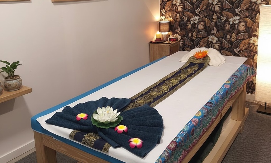 Image 2: Massage thaï traditionnel au choix d'1h ou d'1h30 en solo ou duo
