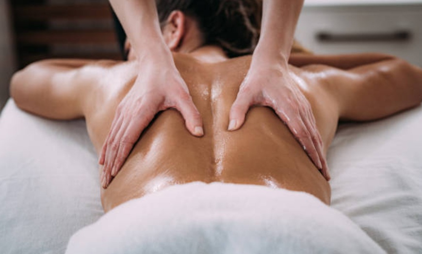 Image 15: Mima tu cuerpo con un masaje con duración y técnica a elegir para 1