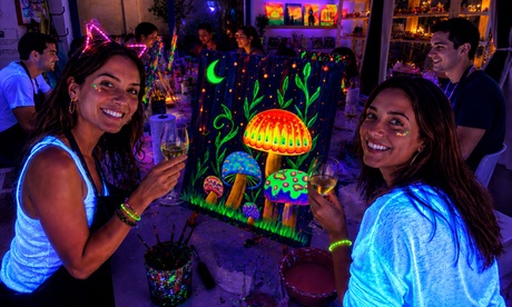 experiencia creativa de pintura neón con vino ilimitado para 2 personas