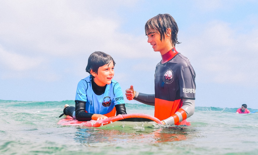 Image 6: Alquiler de neopreno y tabla de surf o clases de surf para hasta 4