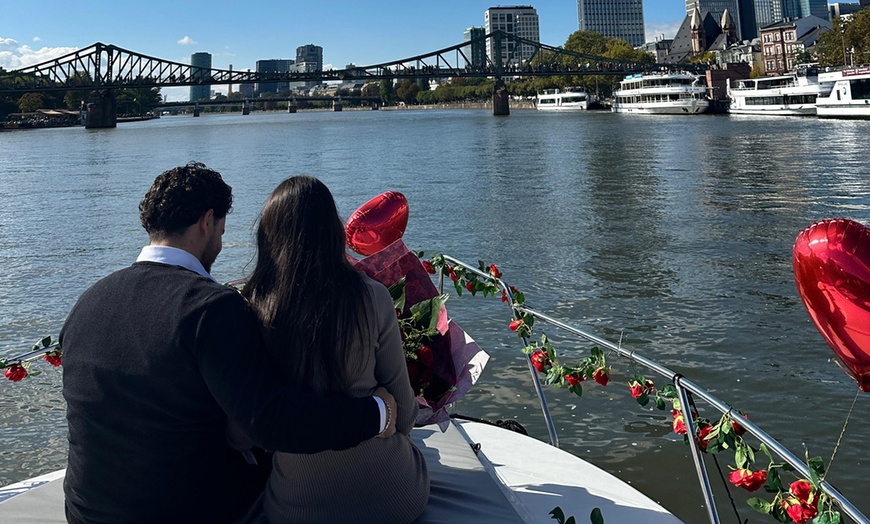 Image 3: 90-minütige private Bootstour auf dem Main - für bis zu 9 Personen