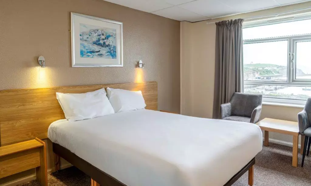 Kent: Standard Double or Twin Room with Breakfast and Leisure Access