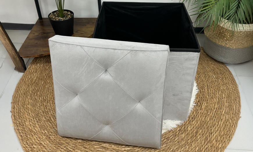 Image 12: Pouf carré de 38 cm en velours Milo