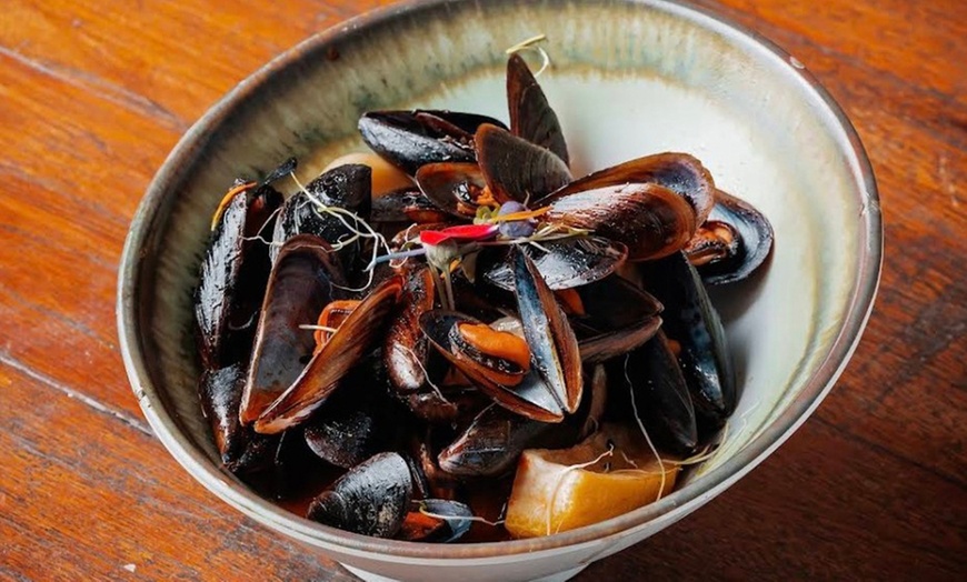 Image 28: Menú CalaBlava con entrantes, principales o arroz, postres y bebidas