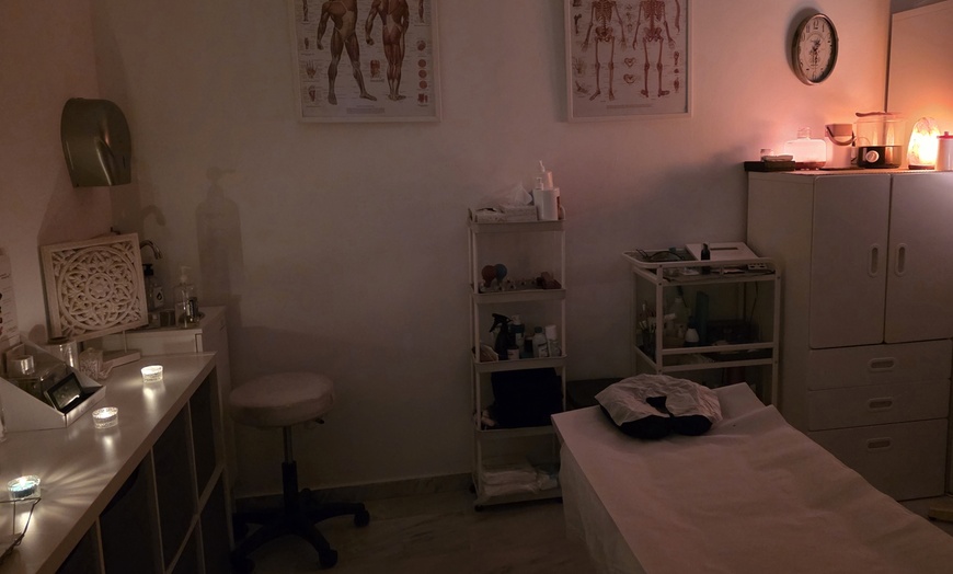 Image 2: Sesiones de masaje, auriculoterapia o kinesiotape con aromaterapia