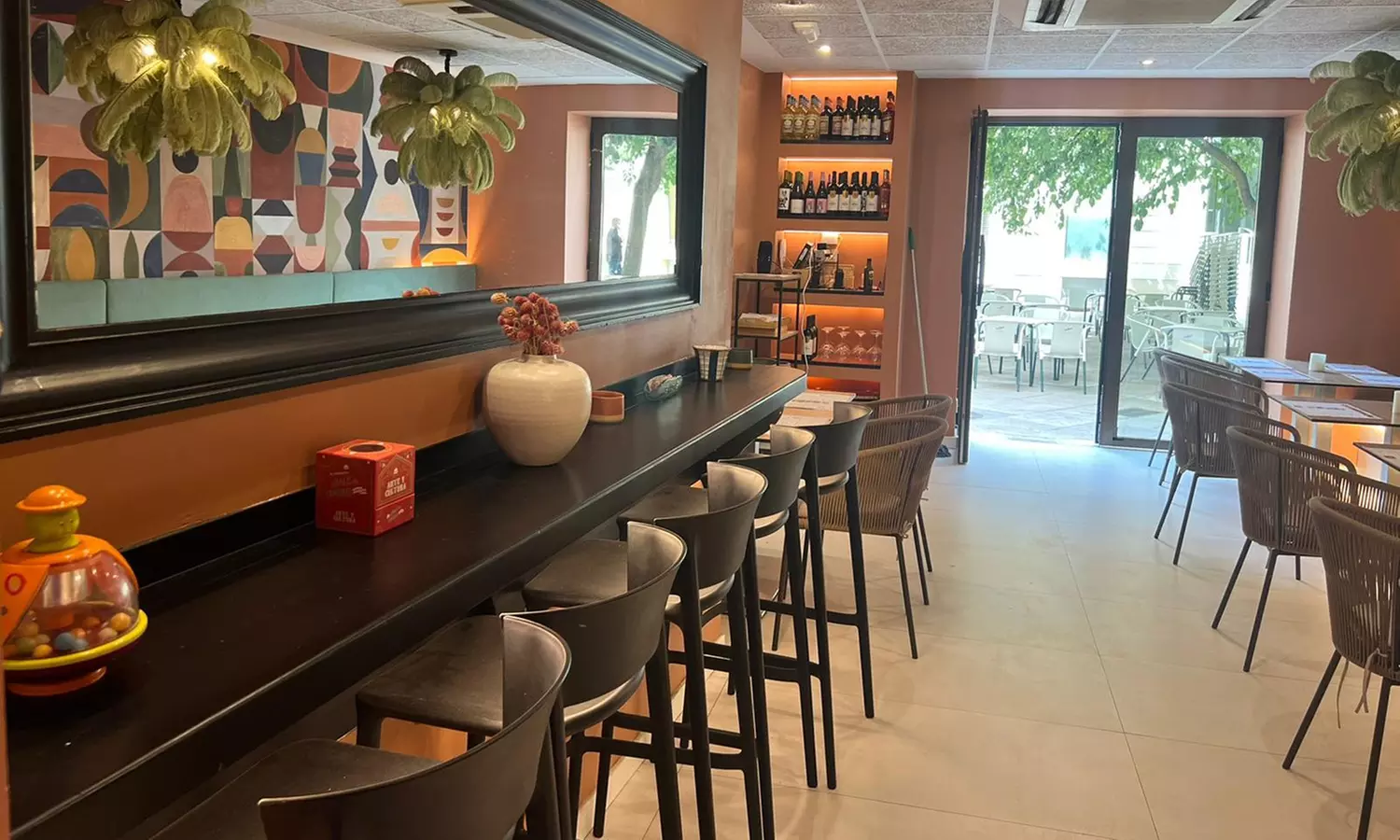 Cata de vinos y quesos en el centro histórico de Valencia