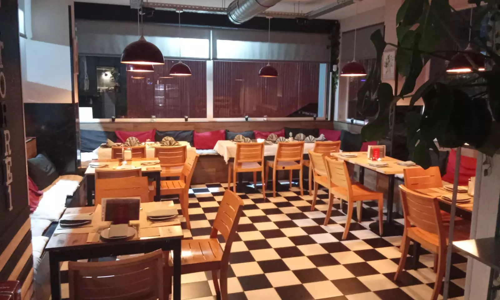 Menú mediterráneo para 2 o 4 personas con postre y bebida