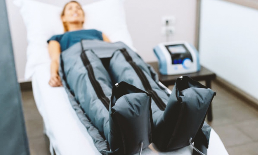 Image 9: Tratamiento con presoterapia y masaje para 1: 4 u 8 sesiones