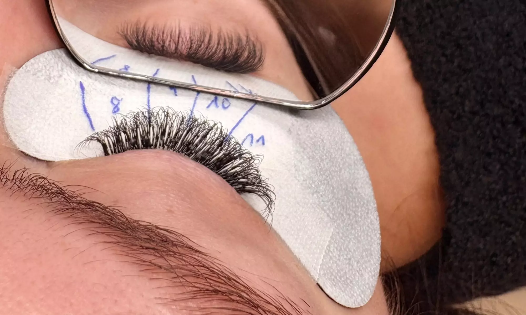 Ein vollständiges Set Volumen-Wimpernverlängerung für 1 Person