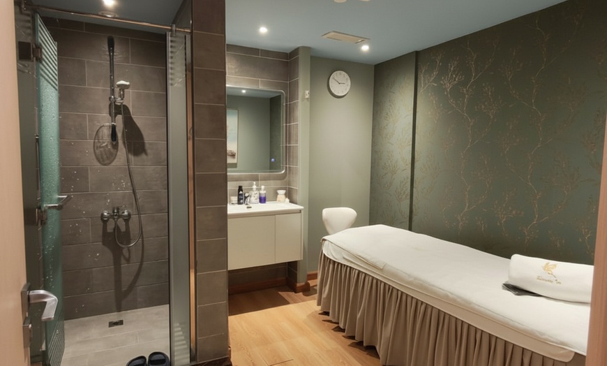 Image 4: Pamper Yourself with Relaxation Spa or Deep Tissue Spa