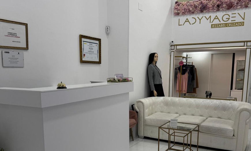 Image 3: Manicura con esmaltado tradicional o semipermanente