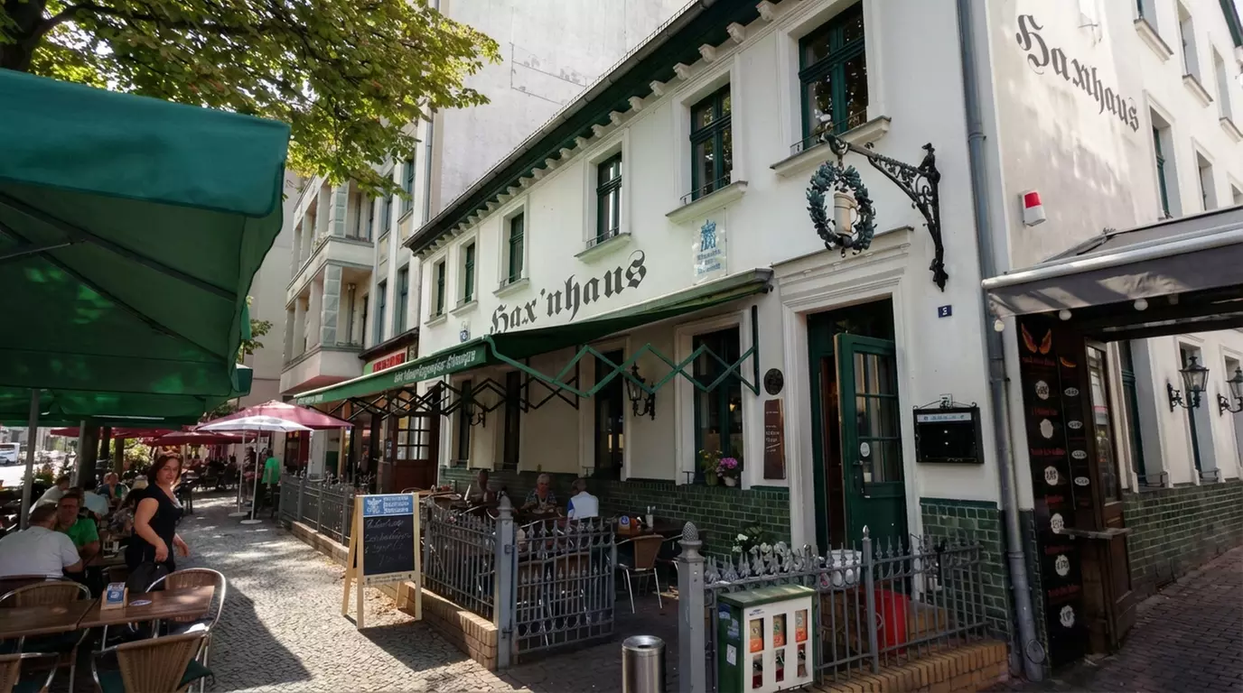 Berliner Eisbein mit Erbspüree, Sauerkraut und Salzkartoffeln