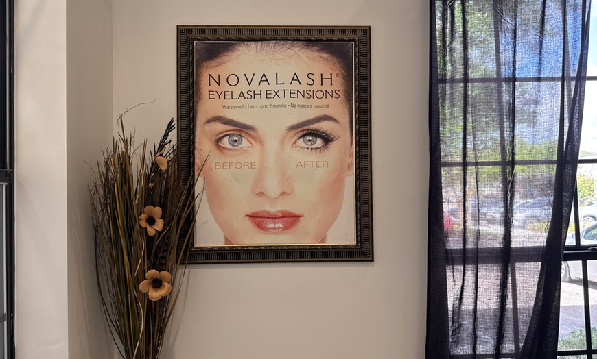 Image 7: Full Set of Hybrid or Full Set of Classic Eyelash Extensions