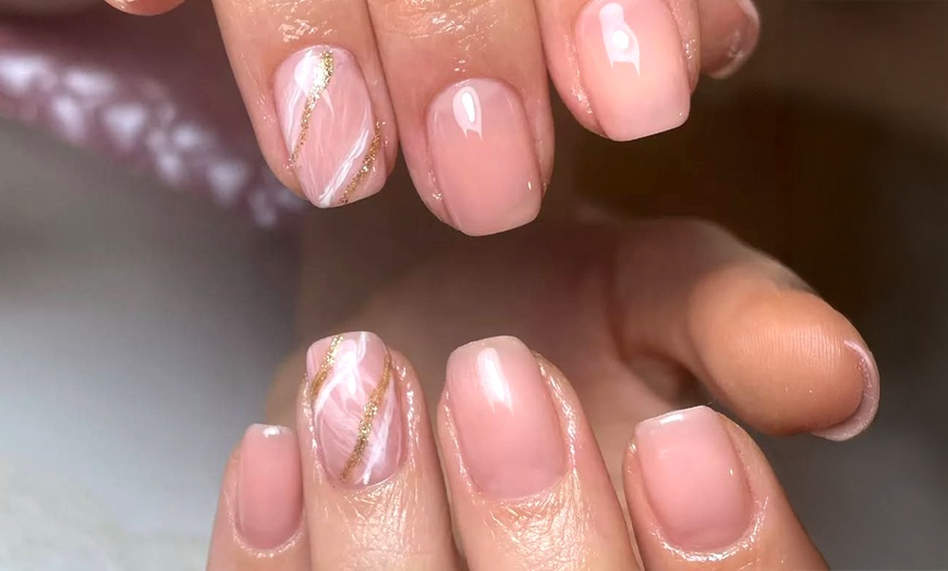 Image 2: Sesión de manicura y/o pedicura con opción a manicura rusa para 1