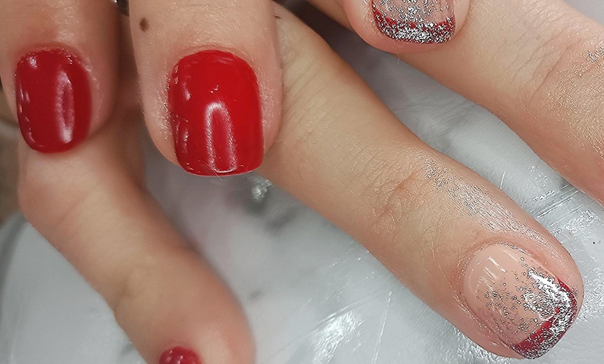Image 1: 1 o 5 sesiones de manicura semipermanente con masaje de manos