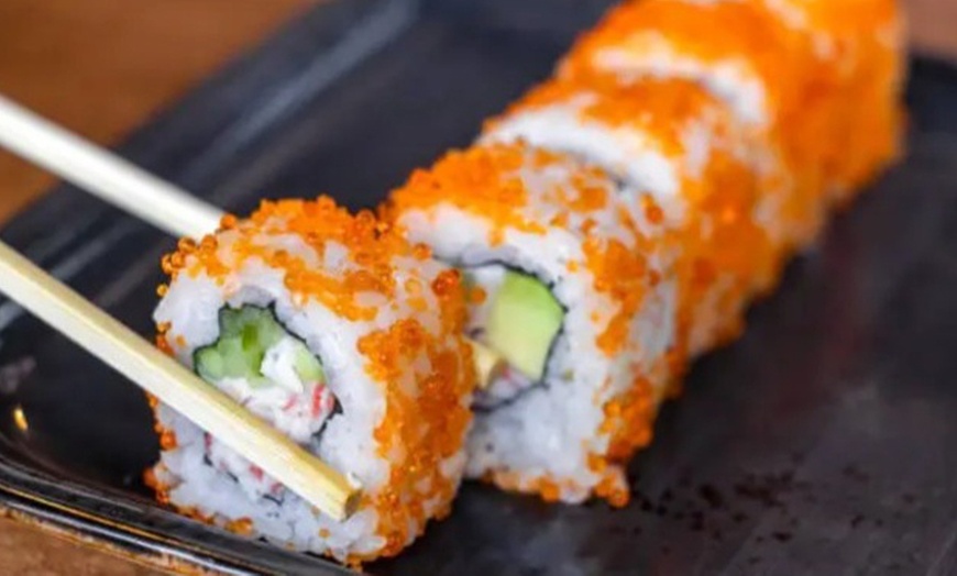 Image 4: Menú de sushi con piezas a elegir y bebidas para 2 o 4 personas