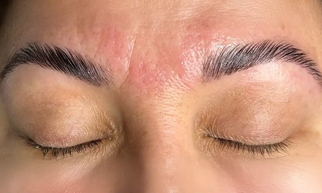 Laminado de cejas con diseño, depilación y tinte de cejas y pestañas