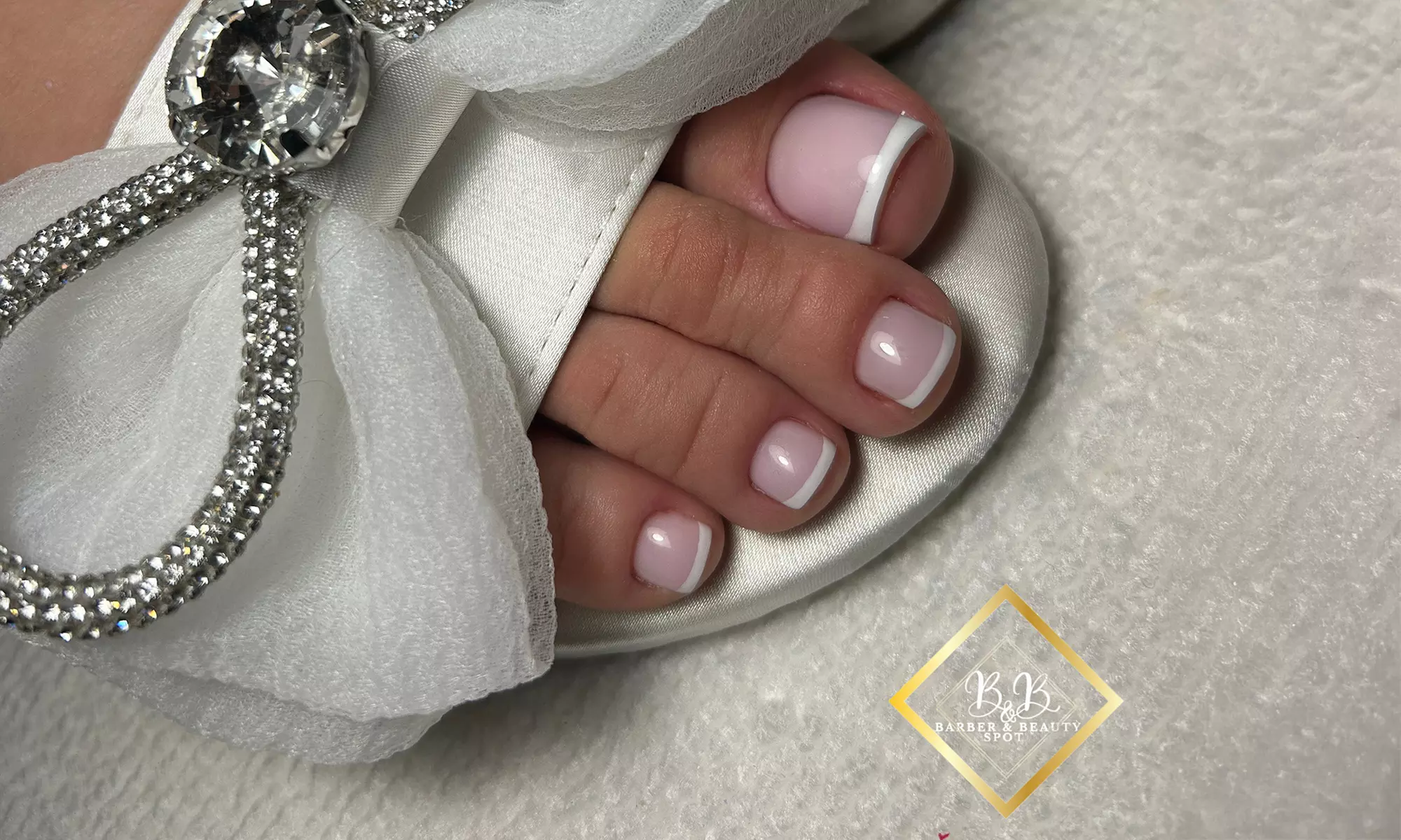 Manicure i pedicure hybrydowy dla pięknych dłoni i stóp