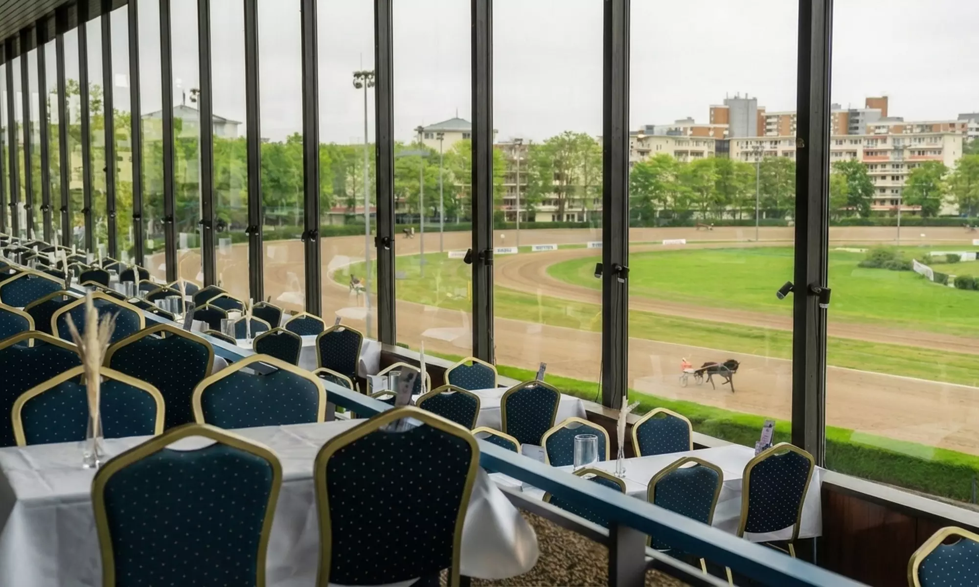 Live-Trabrennen am 03.04. – Flanier- oder Sitzplatz & opt. Osterbrunch