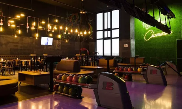 ¡Diversión en la pista! Juega a los bolos y disfruta de un perrito y bebida para 2 con hasta un 53% de descuento - Primary Image