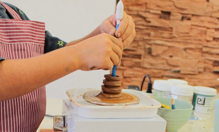 Image 11: Clases y talleres de cerámica con bebida, picoteo, barra libre y torno