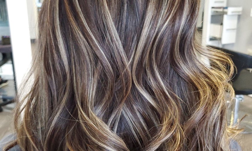 Image 2: Get Sleek Hair with Brazilian Blow Out Short Hair