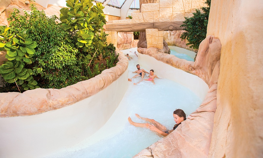 Image 2: Plongeon familial à Aqualibi : vagues, toboggans et bonheur tropical