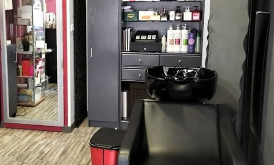 Image 4: Corte, secado y opción a mechas clásicas o tinte en raíz o completo