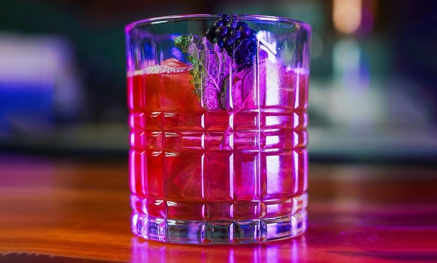 Image 3: Enjoy a Tasting Tour with Souvenir Glass for 1, 2 or 4 People
