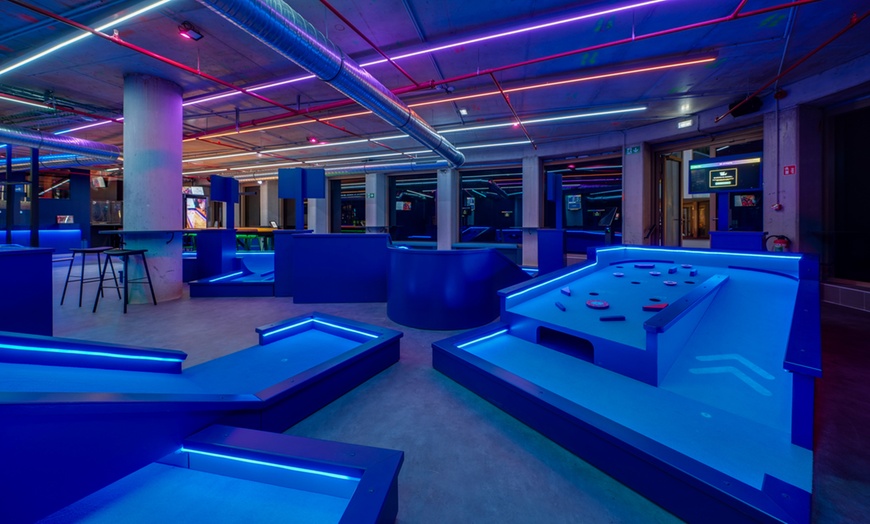 Image 2: Plaisir pour tous : mini-golf, fléchettes, shuffleboard ou color fun