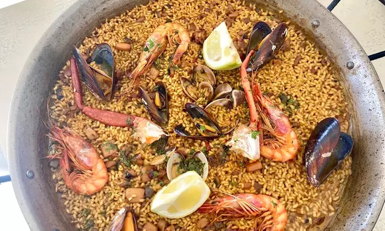 Menú mediterráneo para 2 o 4 con entrante, principal, postre y bebida