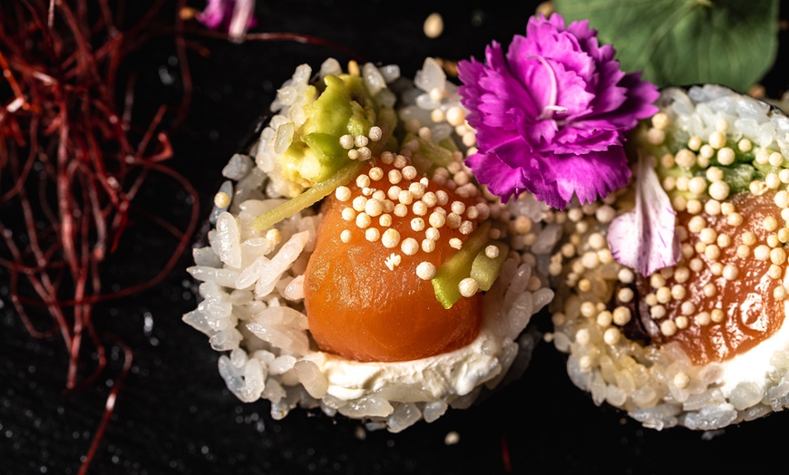 Image 4: Różnorodne zestawy sushi: surowe, pieczone, wegetariańskie, imprezowe