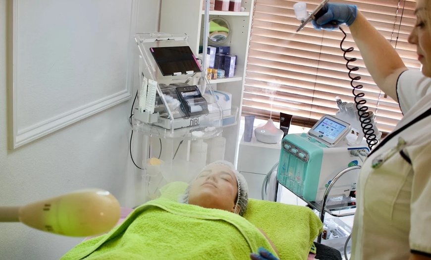 Image 2: Choose Your Perfect Pamper Experience: 60 or 90-Minute For Relaxation